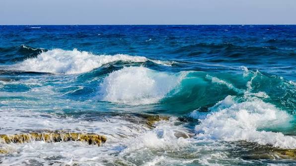 파도가 치는 해변가 /여성경제신문DB