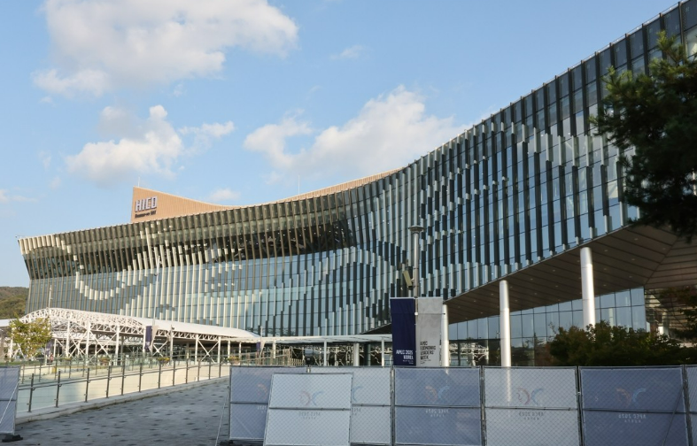 2025 경주 아시아태평양경제협력체(APEC) 정상회의 주간 개막을 하루 앞둔 지난 26일 경북 경주 보문단지 내 경주화백컨벤션센터(HICO) 인근에 펜스가 설치돼 있다. 31일 공식 개막한 현재 보문단지 일대는 진공상태'에 준하는 삼엄한 경호·경비가 펼쳐지고 있다. /연합뉴스