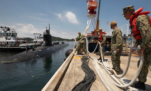 미국의 핵잠수함 코네티컷호가 2021년 7월 31일 일본 요코스카에 입항하고 있다. /미국 해군