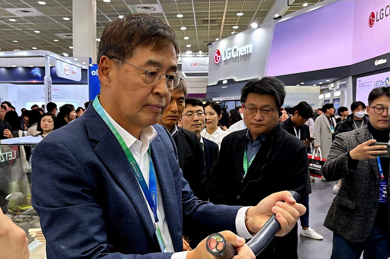 신학철 LG화학 부회장이 서울 강남구 코엑스에서 열린 '인터배터리 2025'의 LG화학 부스를 찾아 초고중합도 PVC로 만든 전기차 충전용 케이블을 보고 있다. /LG화학