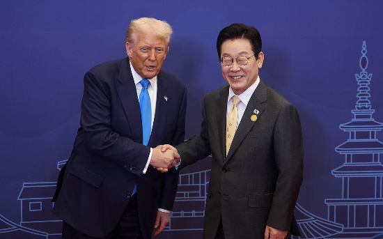 이재명 대통령이 지난 29일 경북 경주 힐튼호텔 그랜드볼룸에서 열린 대통령 주최 정상 특별만찬에 앞서 도널드 트럼프 미국 대통령을 영접하고 있다. /연합뉴스