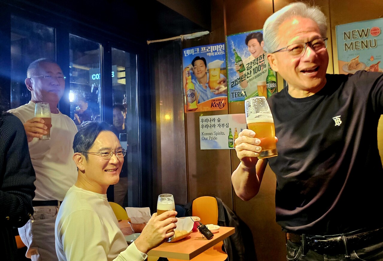 젠슨 황 엔비디아 최고경영자가 지난 30일 서울 삼성동 한 치킨집에서 이재용 삼성전자 회장, 정의선 현대차그룹 회장과 치맥 회동을 하고 있다. /연합뉴스