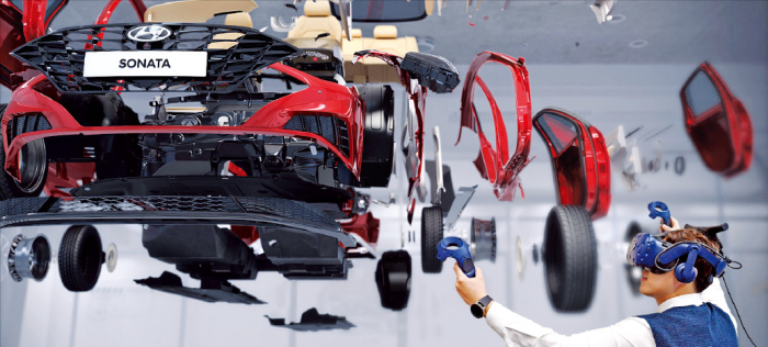 현대자동차 연구개발팀 관계자가 증강현실(VR) 헤드셋을 착용하고 자동차 디자인의 품질을 점검하고 있다. /현대자동차