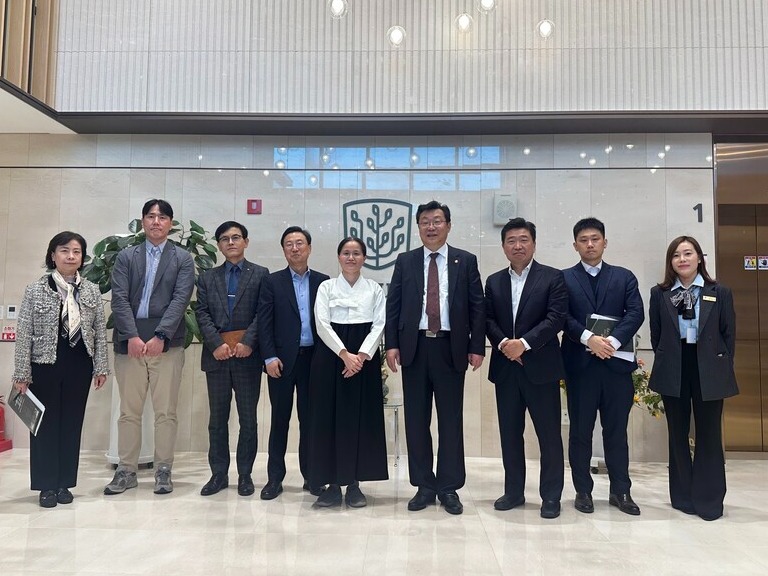 주형환(사진 왼쪽에서 여섯 번째) 저출산고령사회위원회 부위원장이 30일 인천 청라 소재 노인복지주택 ‘청라 더시그넘하우스(The SignumHaus)’를 방문해 관계자들과 간담회를 갖고 기념 촬영을 하고 있다. /저출산고령사회위원회 제공