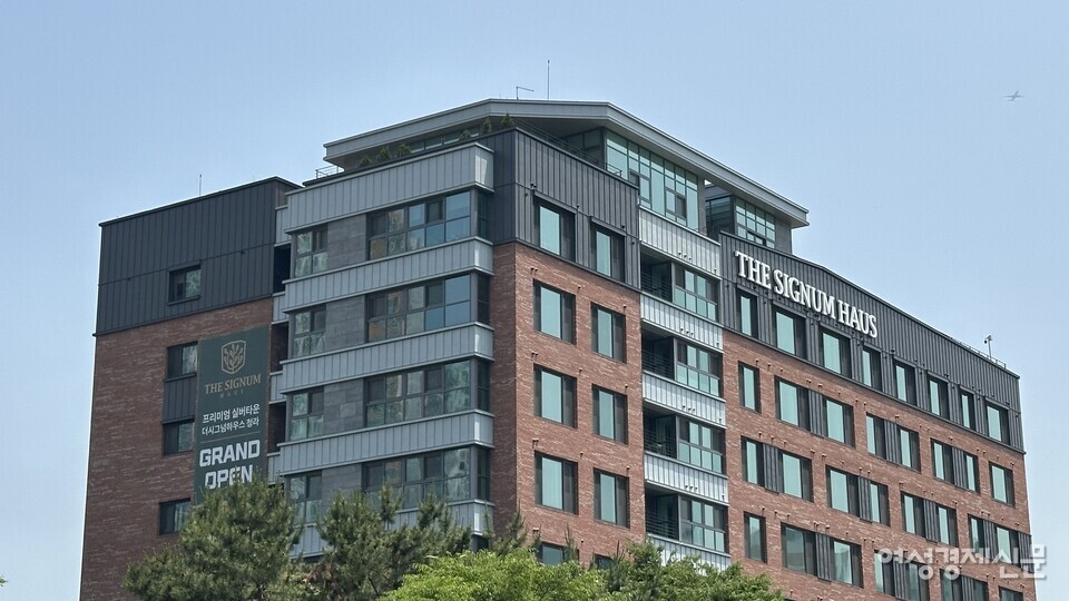 31일 저출산고령사회위원회(저고위)에 따르면 주형환 부위원장은 전날 노인복지주택 ‘더시그넘하우스 청라’를 찾아 운영 실태를 점검하고 고령친화주택 확산을 위한 방안을 논의했다. /김정수 기자