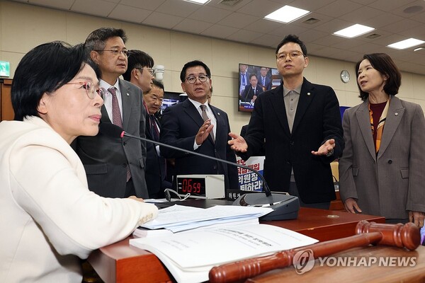 10월 29일 서울 여의도 국회 과학기술정보방송통신위원회에서 열린 과학기술정보통신부 등에 대한 종합감사에서 최민희 위원장이 최수진 의원 등 국민의힘 의원들로부터 사퇴요구를 받고 있다. /연합뉴스