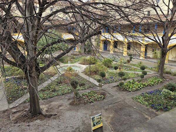   고흐가 스스로 귀를 자른 뒤에 입원하여 그린 아를 요양원은 130여 년 전 모습 그대로이다. /사진=한형철 초빙기자