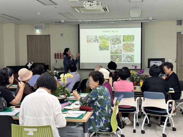 지역 문화재단에서 운영하는 어르신 문화 향유 프로그램 현장 /사진=윤마디
