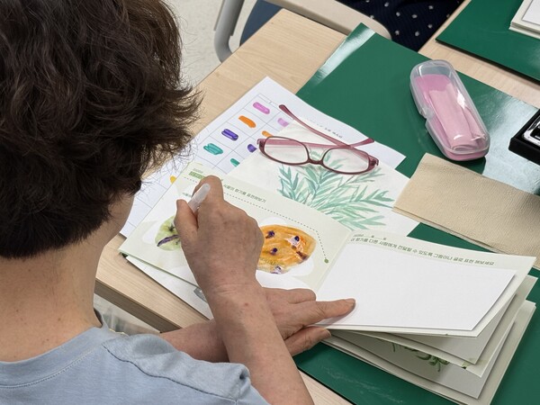 지역 문화재단에서 운영하는 어르신 문화 향유 프로그램에 참여한 시니어들 /사진=윤마디