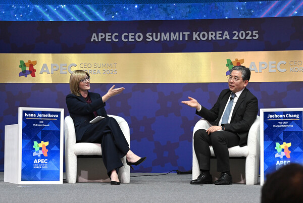 이바나 제멜코바 수소위원회 CEO(왼쪽), 장재훈 현대차그룹 부회장이 APEC CEO 서밋 수소 세션에서 대담을 진행 중이다. /현대차