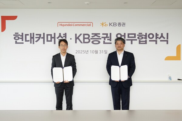 지난달 31일 현대커머셜 여의도 본사에서 현대커머셜 양진우 기업금융본부장(왼쪽)과 KB증권 김인웅 신디케이션본부장(오른쪽)이 '기업금융 시장 동반 성장을 위한 업무 협약식'을 진행하며 기념 사진을 촬영하고 있다. /KB증권