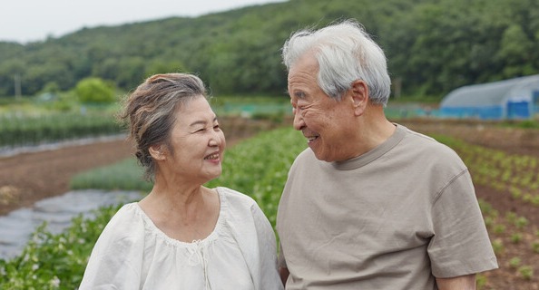 나이 들어서도 건강을 서로 챙겨주며 사시는 어른들을 뵈면 참 보기 좋다. /게티이미지뱅크