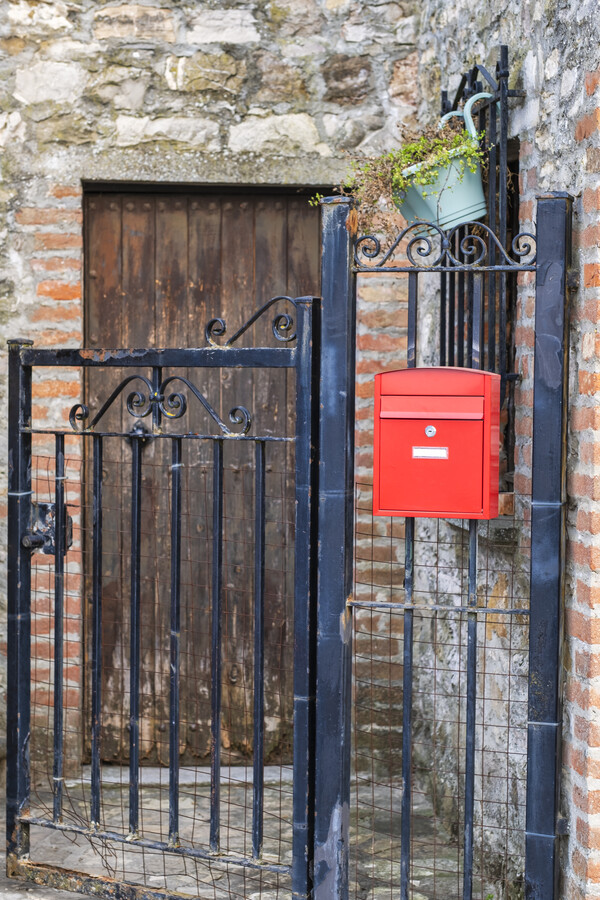 십 년 전만 해도 편지를 쓰곤 했는데 이젠 손 편지를 쓴다는 게 어색하고 부칠 곳도 없어졌다. 내 젊은 시절 아버지의 손 편지는 내 삶에 등불이 되어 주었다. /게티이미지뱅크