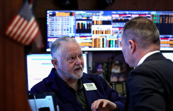 미국 뉴욕 증권거래소에서 주식 거래인들이 대화를 나누고 있다./연합뉴스