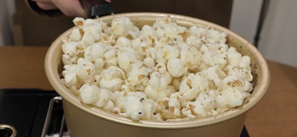 독서 모임을 위해 직접 튀긴 수제 팝콘 /권혁주