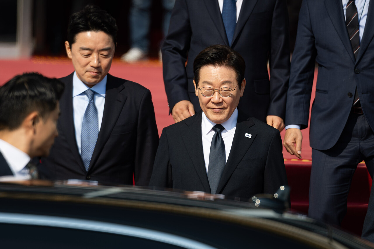 이재명 대통령이 4일 서울 여의도 국회 본회의장에서 내년도 정부 예산안에 대한 시정연설을 마친 뒤 국회에서 떠나고 있다. /연합뉴스