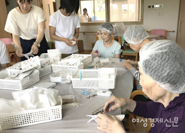 요양원 리얼스테이지(나라시 소재)는 시설에 입소한 고령자가 ‘일’을 통해 소득을 얻을 수 있는 프로그램을 운영 중이다. 요양 필요도가 낮은 입소자에게 월 수만엔 수준을 벌 수 있는 가벼운 작업을 제공해 입소자 보호자의 경제적 부담을 줄이는 목적이다. /여성경제신문