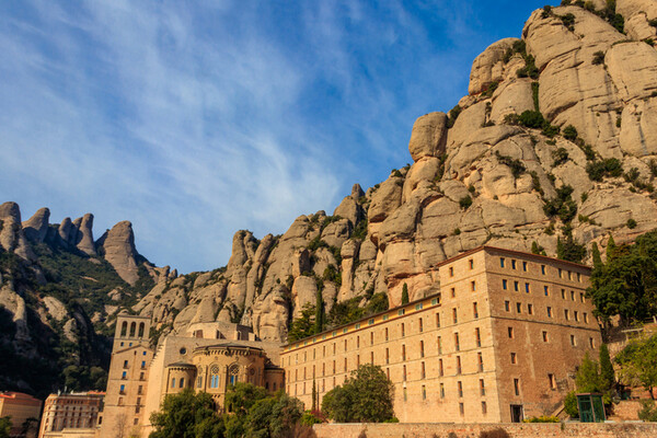바위산이 병풍처럼 둘러싸고 있는 스페인 몬세라트 수도원 /게티이미지뱅크