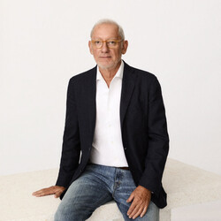 작년 12월 스페인 2위 기업 '망고'의 창립자인 이삭 안딕(Issac Andic)이 가족들과 함께 휴가 중에 스페인 명승지인 몬세라트 수도원을 품고 있는 뒷산에서 산책하던 중 실족, 150m 아래 계곡으로 떨어져 71세로 생을 마감했다. /HANDOUT / AFP=연합뉴스