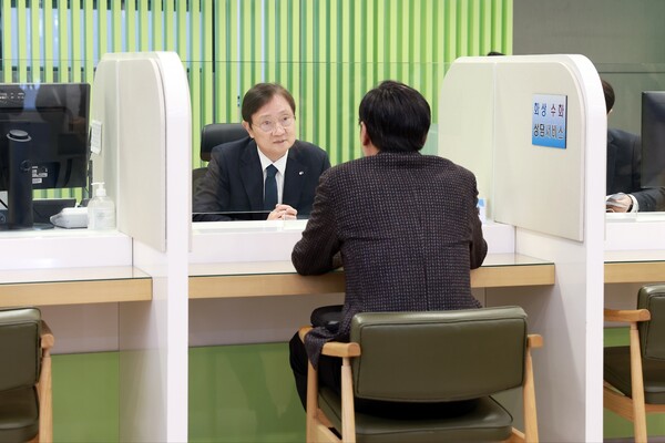이찬진 금융감독원장이 민원인과 상담하고 있다. /금융감독원