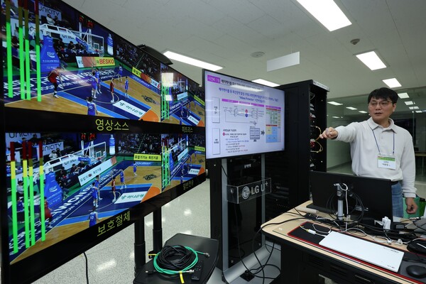 LG유플러스 임직원이 안양사옥 방송센터에서 ‘히트리스 프로텍션’ 기술을 시연하고 있는 모습 /LG유플러스