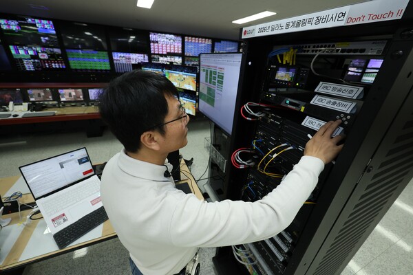 LG유플러스 임직원이 방송중계 장비를 조작하고 있는 모습 /LG유플러스
