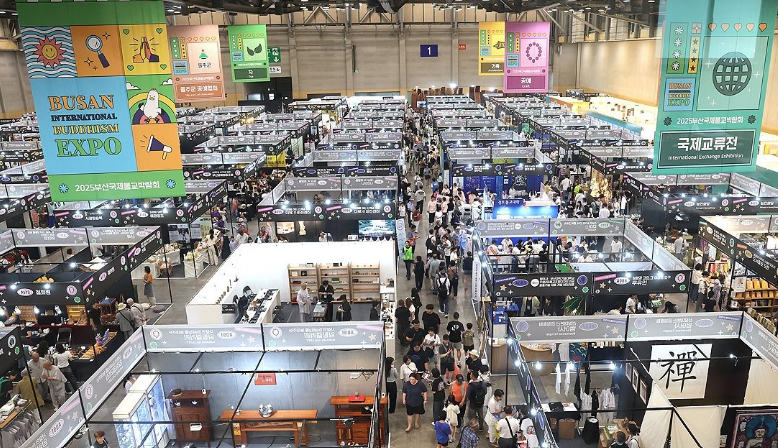 지난 8월 7일 부산 해운대구 벡스코 제1전시장에서 열린 '2025부산국제불교박람회'가 관람객들로 붐비고 있다. /연합뉴스