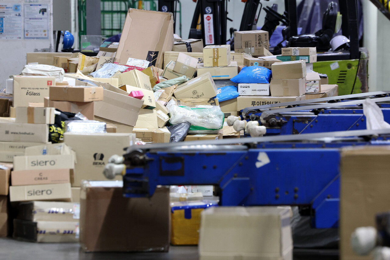 택배 쌓인 물류센터 /연합뉴스