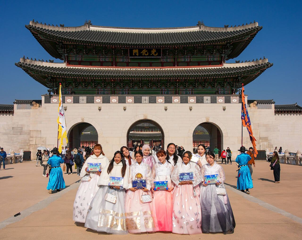 롯데웰푸드 ‘빼빼로 Agent:P(에이전트 피)’ 활동 인원이 경복궁을 방문해 기념 촬영을 하고 있다. /롯데웰푸드