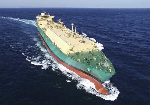 KCC와 HD현대 조선4사가 공동 개발한 차단열 도료 적용 대상이 되는 LNG선 항공 사진 /KCC