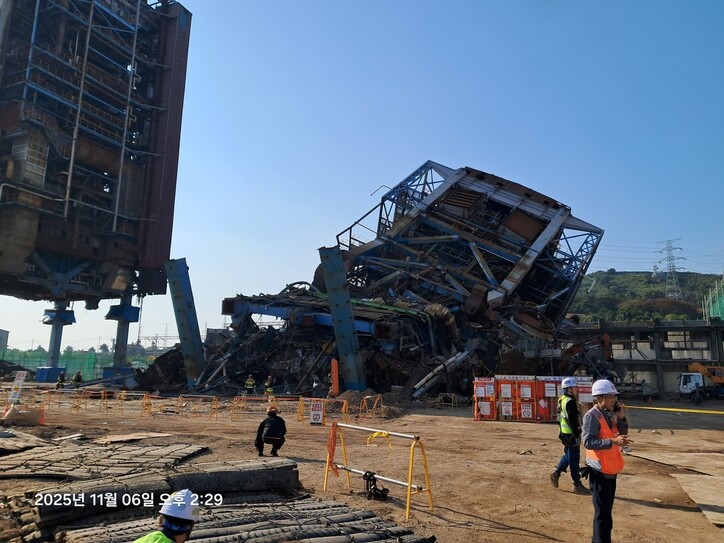 6일 오후 울산 남구 용잠동 한국동서발전 울산화력본부에서 보일러 구조물이 붕괴됐다. /울산소방본부