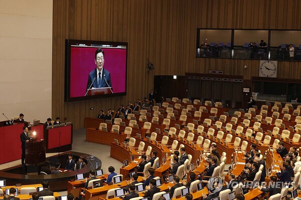 이재명 대통령이 4일 서울 여의도 국회 본회의장에서 내년도 정부 예산안에 대한 시정연설을 하고 있다. /연합뉴스