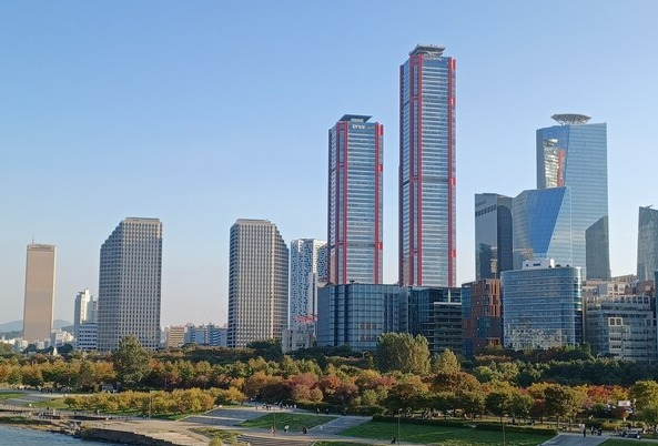 증시 과열 징후가 확산하자 주요 증권사들이 잇따라 리스크 관리에 나섰다. 사진은 여의도 증권가 /연합뉴스