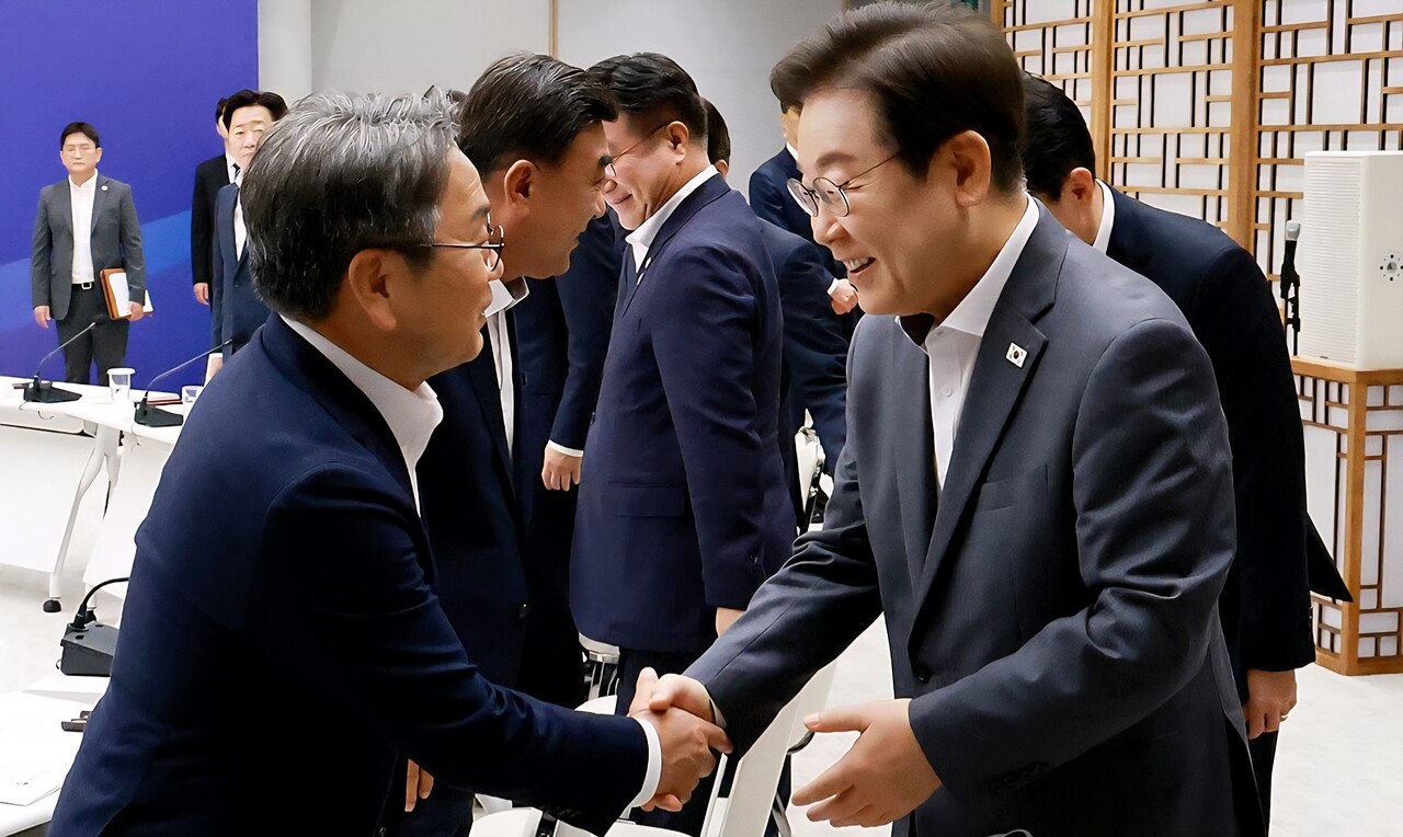 이재명 대통령이 8월 1일 서울 용산 대통령실 청사에서 열린 전국 시도지사 간담회에서 강기정 광주광역시장과 인사하고 있다. /연합뉴스