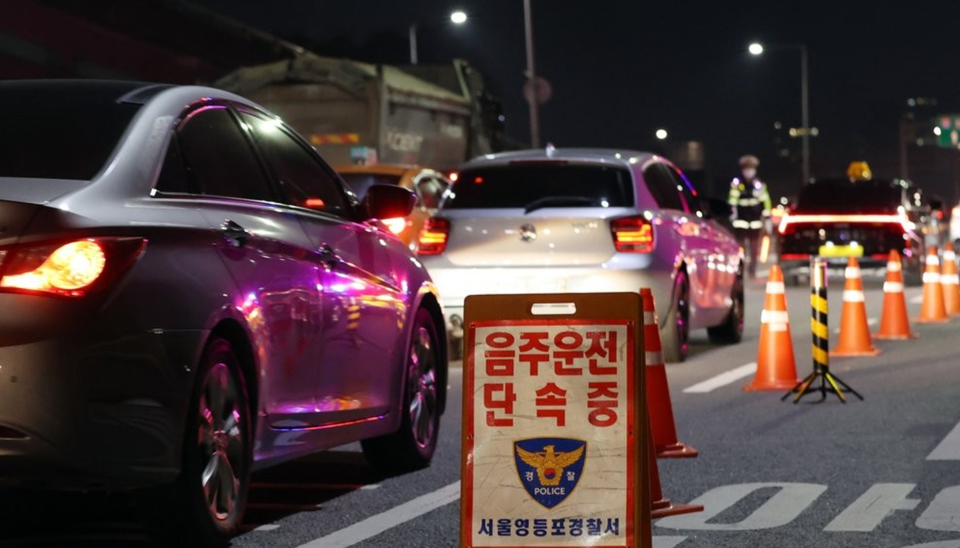 경기 광명 서해안고속도로에서 중국 국적 20대 남성이 만취 상태로 역주행해 스타렉스를 들이받아 6명이 다쳤다. 경찰은 정확한 경위를 조사 중이다. /연합뉴스