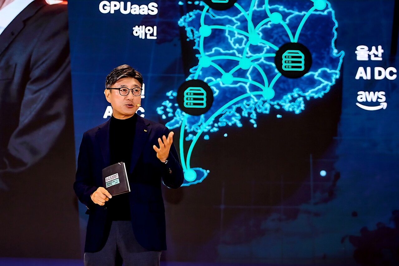 정재헌 SKT CEO가 ‘SK AI Summit 2025’에서 디지털 트윈 개념을 발표하고 있다. / SK텔레콤