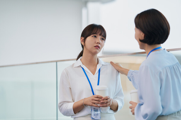 리더가 질책이나 나쁜 소식을 전하는 그 가장 불편한 순간에도 구성원의 체면을 지켜주려고 애쓰는 모습은, 그 어떤 구호보다 강력한 메시지를 준다. /게티이미지뱅크