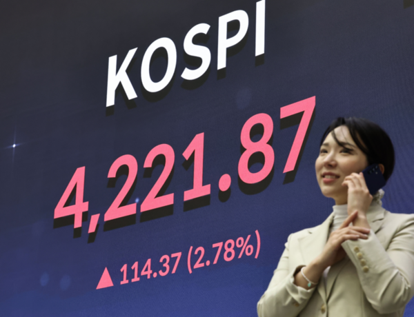 지난 3일 서울 영등포구 한국거래소 홍보관 전광판에 코스피가 표시되고 있다. /연합뉴스