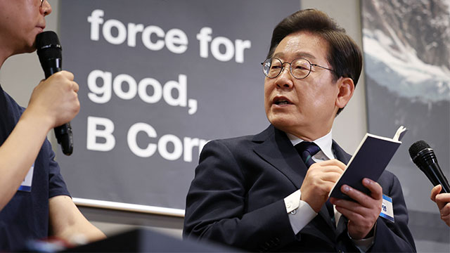 이재명 당시 대선후보가 지난 5월 29일 서울 성동구 한 공유오피스에서 진행된 소셜벤처스타트업 간담회에서 재생에너지로 전환을 가속화해야 한다는 지적에 공감을 표하며 “원자력발전소 같은 시스템에 과도하게 의존하면 폐기물 부담을 다 후손에게 넘기는 것”이라고 밝혔다. /연합뉴스