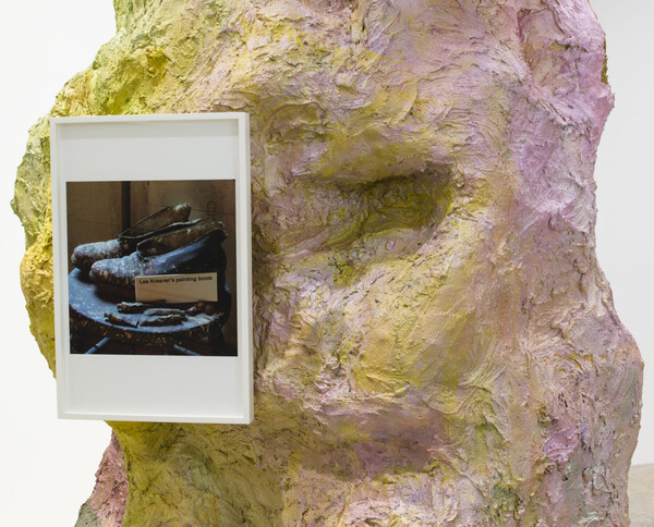 Rachel Harrison, Sculpture with Boots, 2017 Courtesy: the artist and Greene Naftali, New York /worked at Glenstone Museum