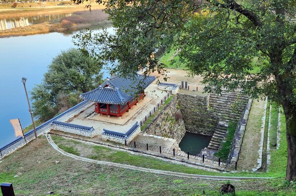 금강 변에 있는 만하루와 연지. 이 연못은 비상시 성안 사람들의 식수원으로 쓰였다. /박헌정