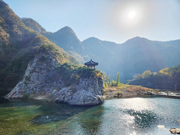 황간 월류봉 둘레길 시작점에선 강 건너로 멋진 정자가 보인다. 해 넘어갈 때는 더 멋지겠다. /박헌정