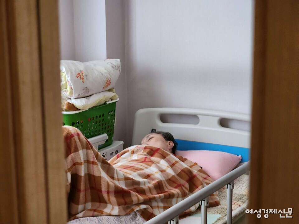 충청북도 청주시에 위치한 한 노인요양시설에 입소자가 누워있다. /김현우 기자