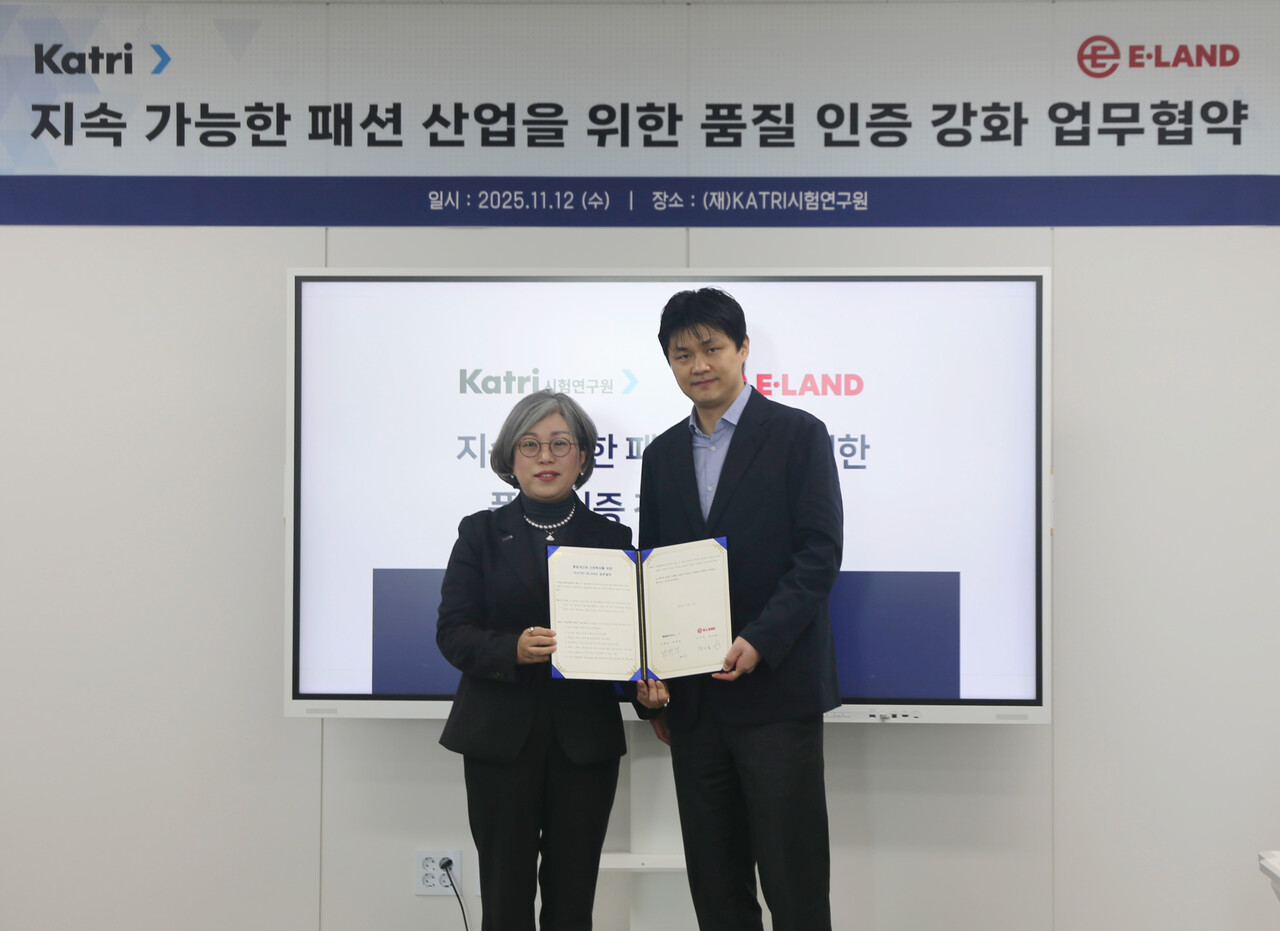 이랜드월드가 12일 서울 동대문구 왕산로 51에 위치한 KATRI(한국의류시험연구원) 본원에서 ‘지속가능한 패션산업을 위한 품질인증 강화 업무협약 (MOU)’을 체결했다. 업무협약에서 기념사진을 촬영하고 있는 (왼쪽부터) 박학희 KARTI시험연구원 부원장과 정기송 이랜드월드 통합생산 본부장 /이랜드