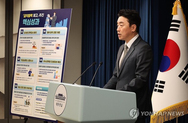 강훈식 대통령비서실장이 12일 서울 용산 대통령실 기자회견장에서 공직 활력 제고 추진 성과 및 공직 역량 강화 향후 계획 브리핑을 하고 있다. /연합뉴스