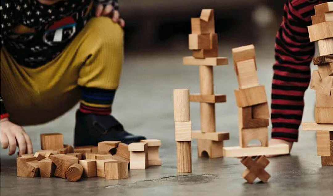 나무 블록을 쌓고 있는 아이들 / 여성경제신문DB