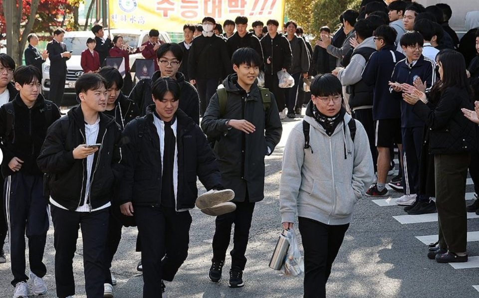 2026학년도 대학수학능력시험을 이틀 앞둔 지난 11일 오전 경기도 수원시 팔달구 수원고등학교에서 3학년 학생들이 후배들의 응원을 받으며 교정을 나서고 있다. /연합뉴스