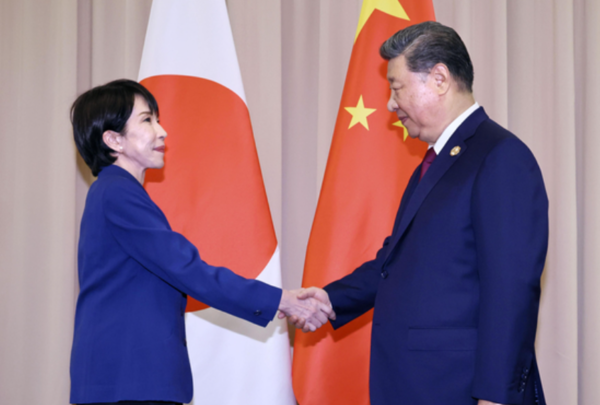 지난달 31일 다카이치 사나에 일본 총리와 시진핑 중국 국가주석이 경주에서 열린 중일 정상회담에 앞서 악수하고 있다. /연합뉴스