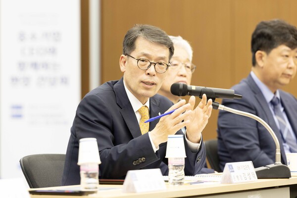 12일 부산국제금융센터에서 열린 중소기업 현장 간담회에서 김성태 IBK기업은행장이 중소기업 대표들과 대화 하고 있는 모습 /기업은행