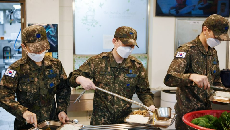 지난 2021년 공군 3여단 8978부대원들이 자율배식으로 식판에 음식을 담고 있다. /연합뉴스